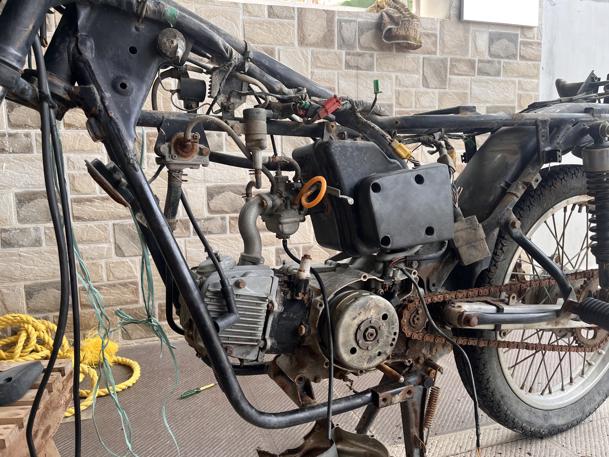 Stripped Centra chassis, slightly wider teardown view