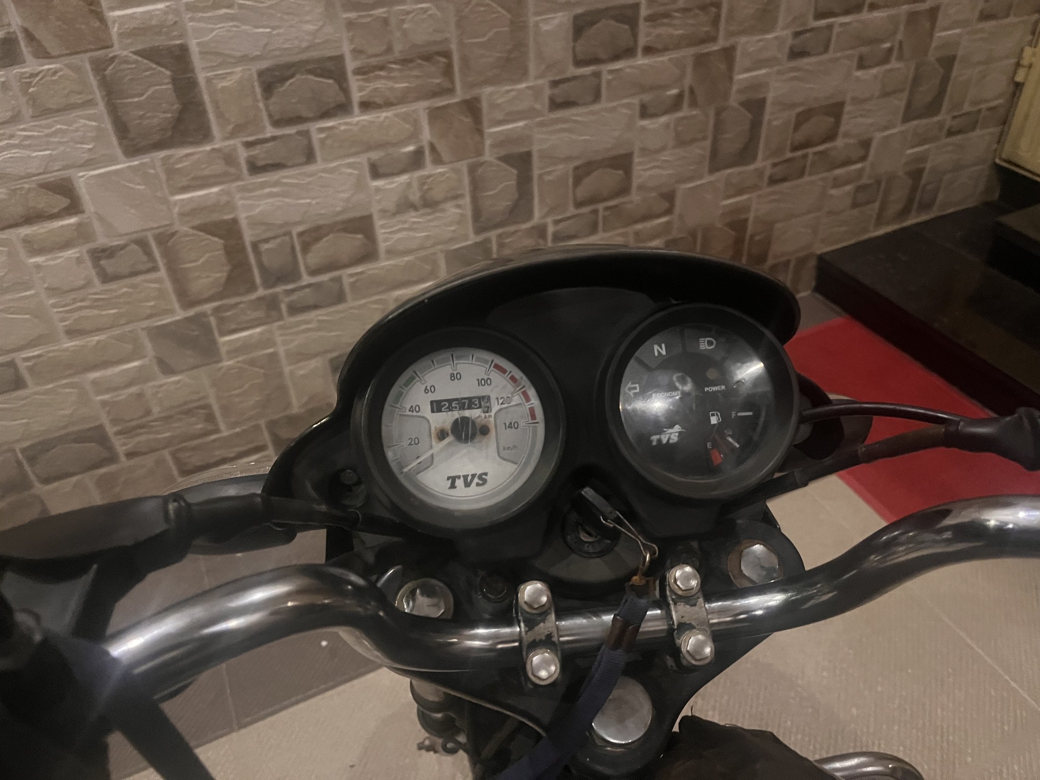 Speedometer and instrument cluster