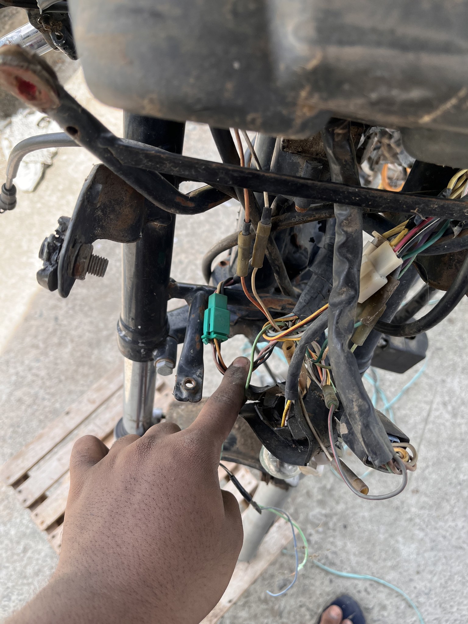 Pointing at headlamp wiring harness connectors
