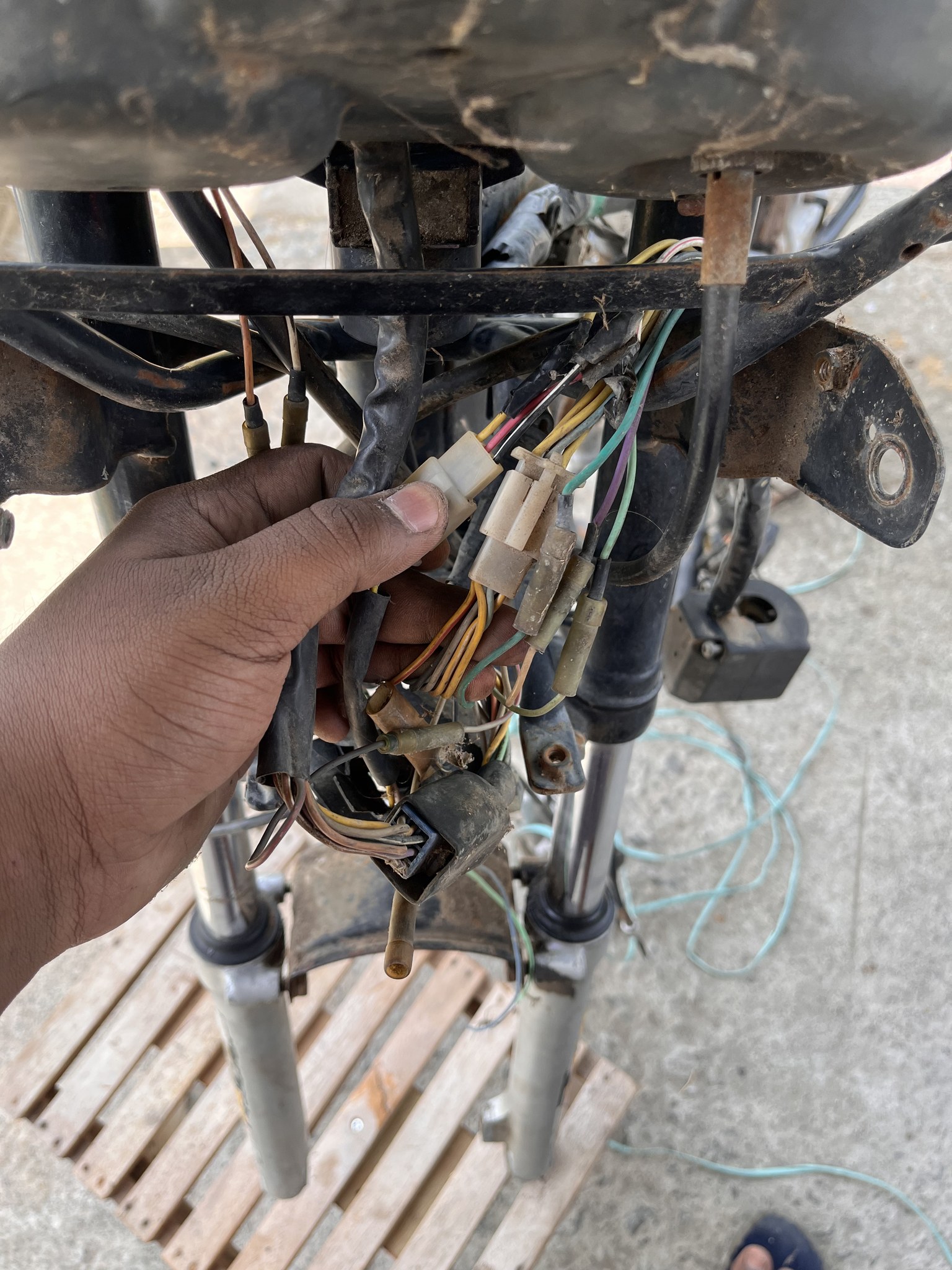 Inspecting front harness connectors by hand