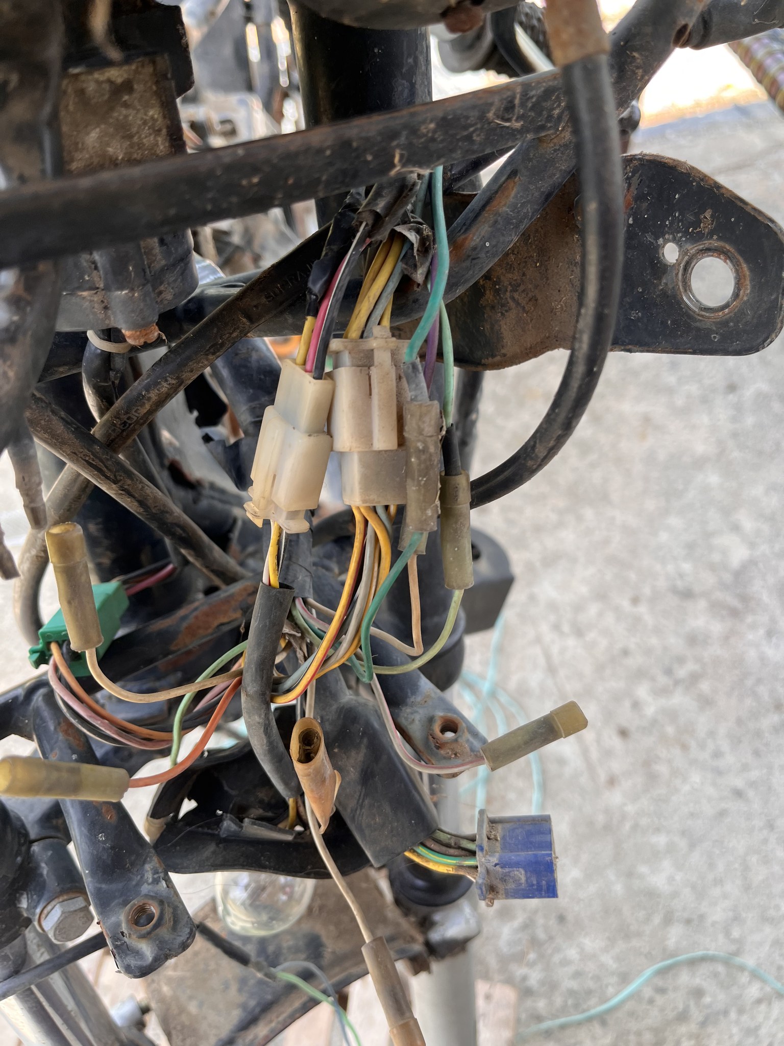 Multi-pin wiring connectors on front frame
