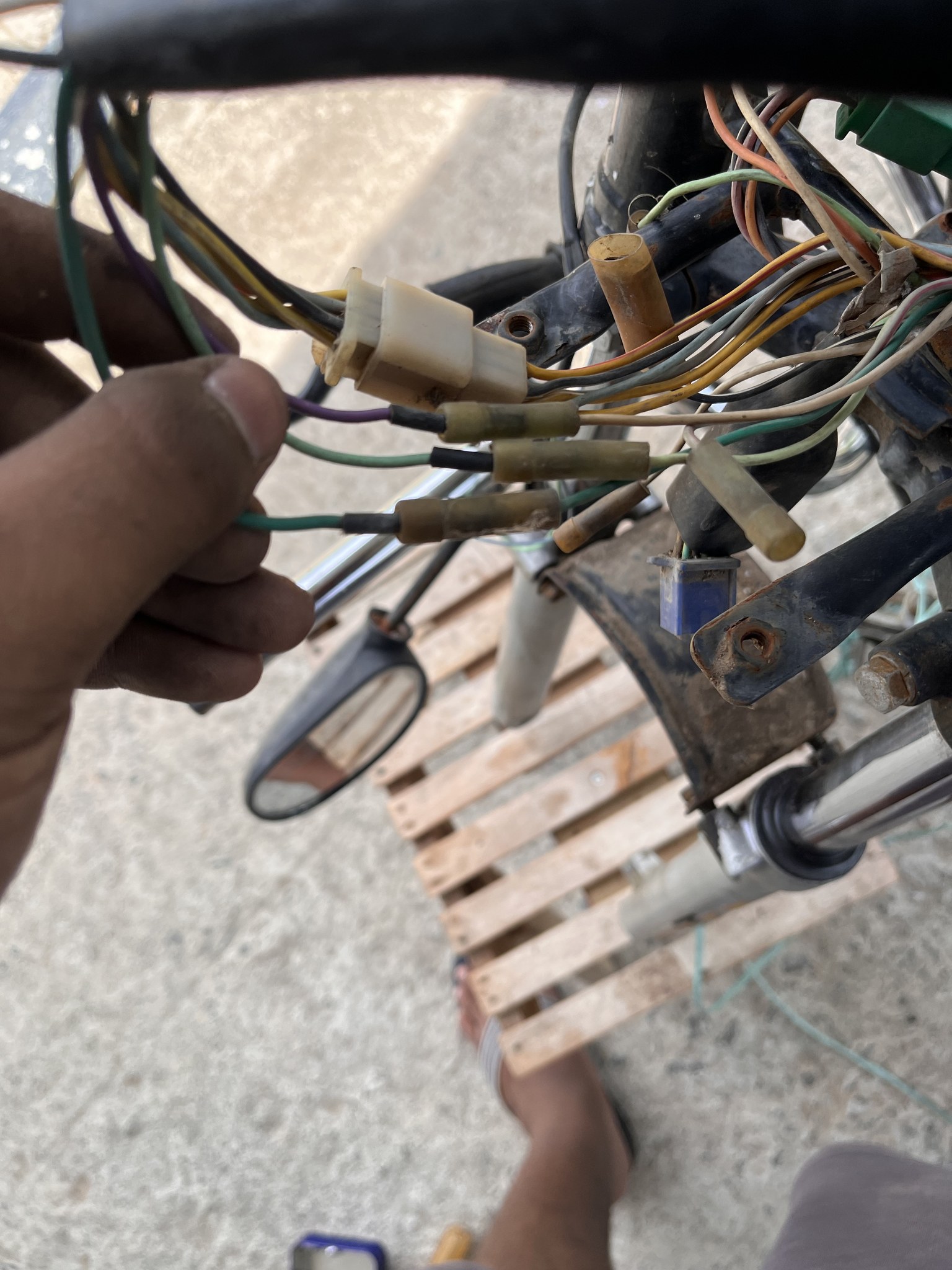 DC wiring connectors at handlebar