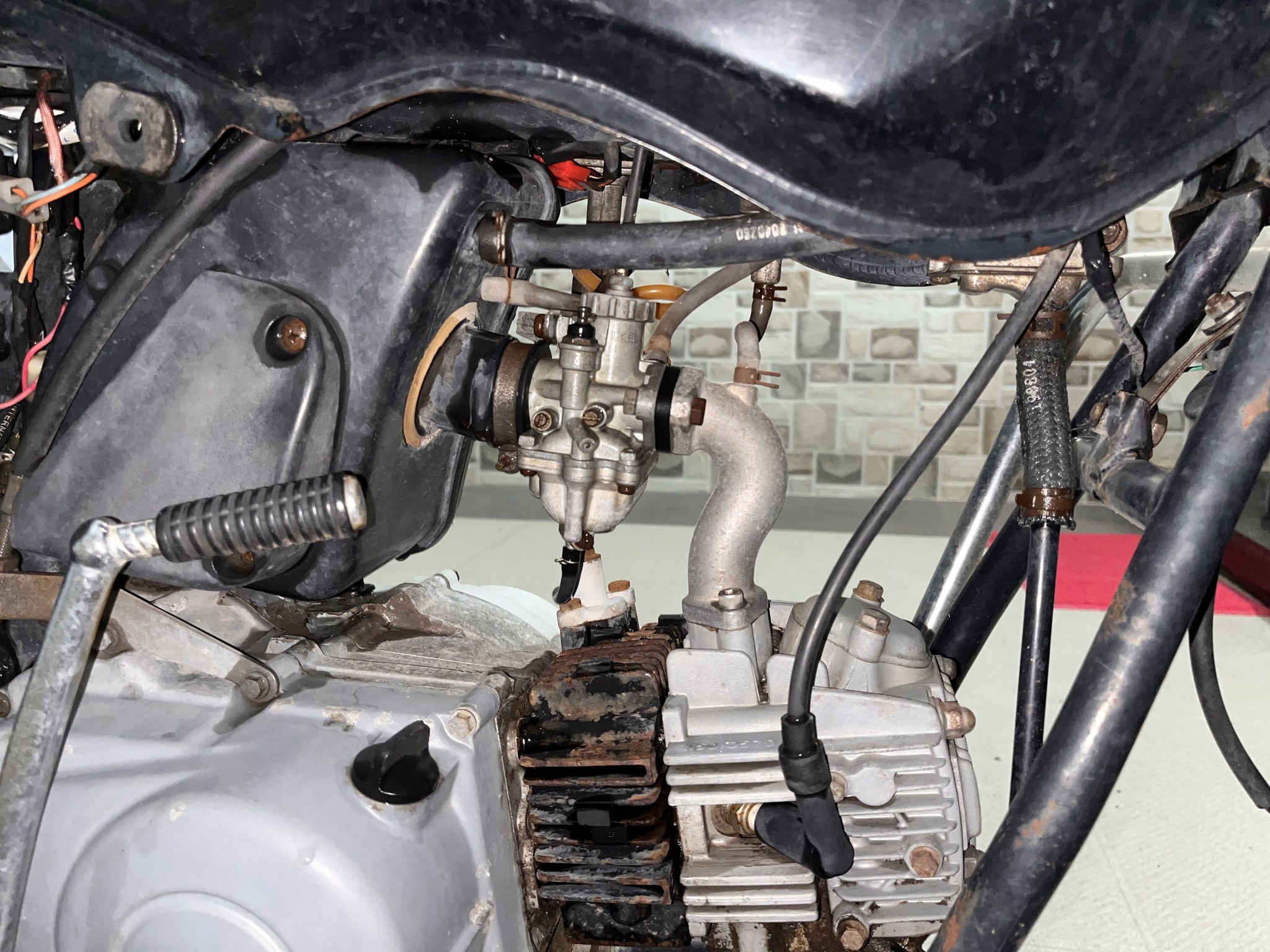 Carburettor and cylinder head close-up